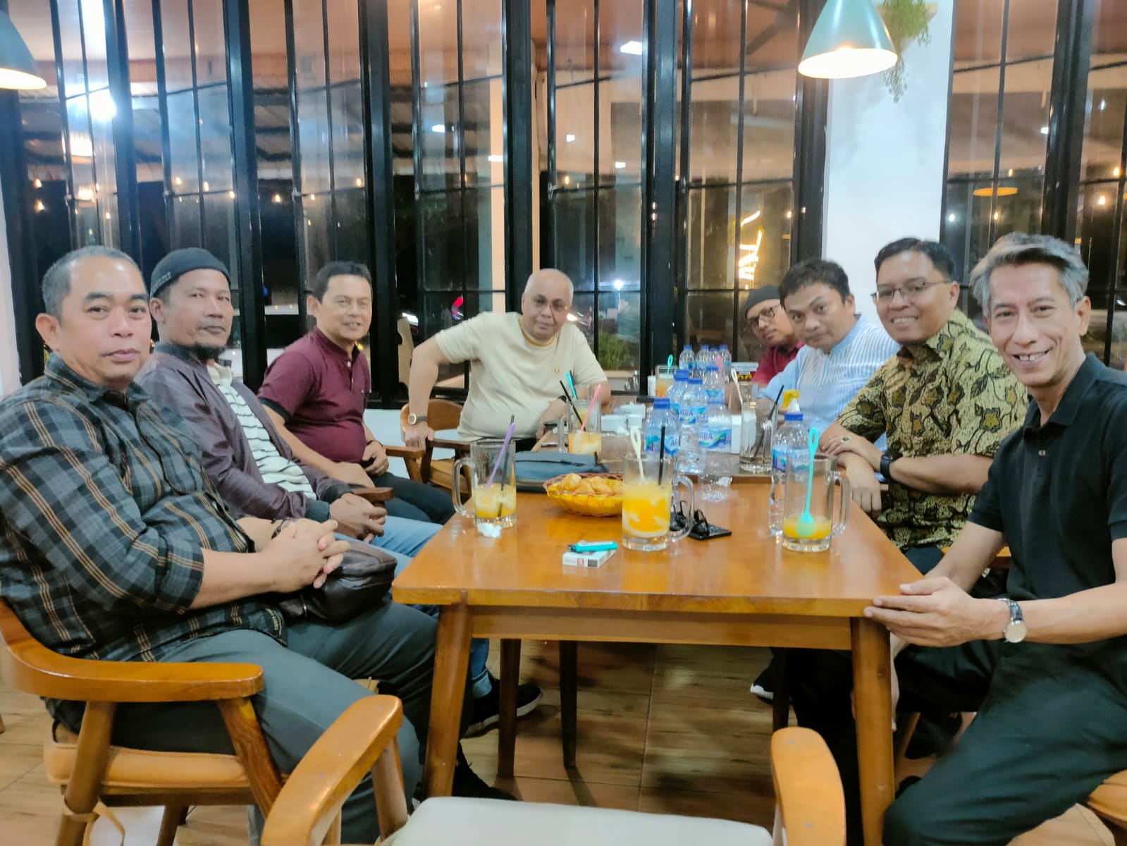 Ketua Umum PWI Pusat Akhmad Munir (nomor empat dari kiri) saat silaturahmi dengan pengurus PWI Sumbar di Padang, Minggu malam (21/12).--boing